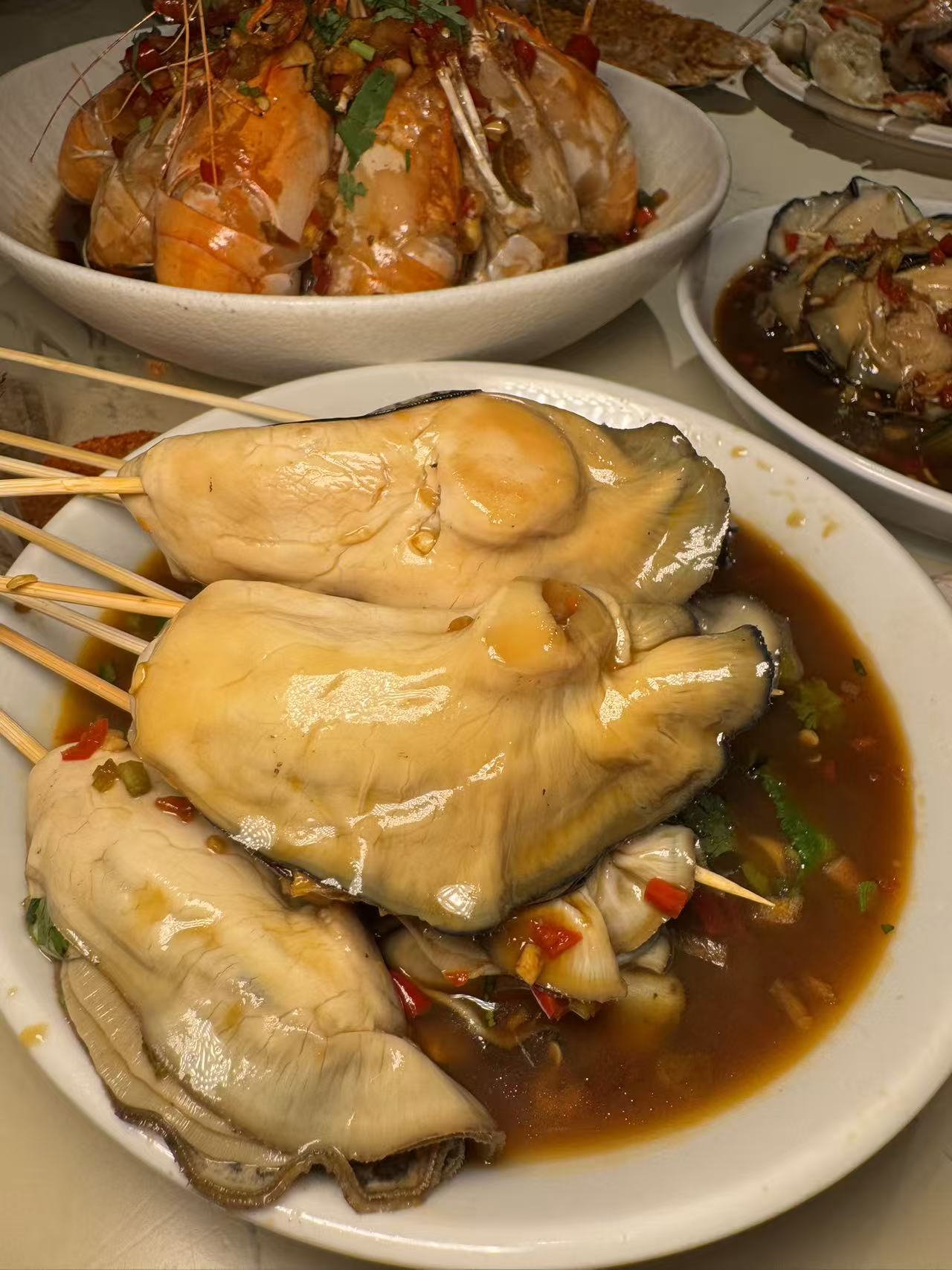 大只生蚝与海鲜菜品真实照片